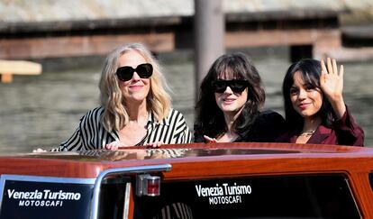 De izquierda a derecha, las actrices Catherine O'Hara, Winona Ryder Jenna Ortega, a su llegada al festival de Venecia, este miércoles.