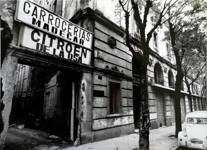 Entrada del frontón Beti-Jai en 1977, cuando era un taller de chapa y pintura de Citröen.