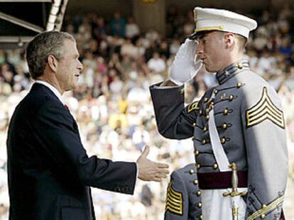 George W. Bush saluda a un cadete de West Point despus de pronunciar su discurso.