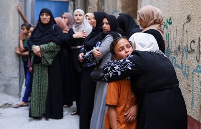 A woman comforts a child as mourners take part in the funeral of four teenage Palestinian cousins of Najim family, who were killed amid Israel-Gaza fighting, as a ceasefire holds, in Jabaliya, in the northern Gaza Strip, August 8, 2022.  REUTERS/Suhaib Salem