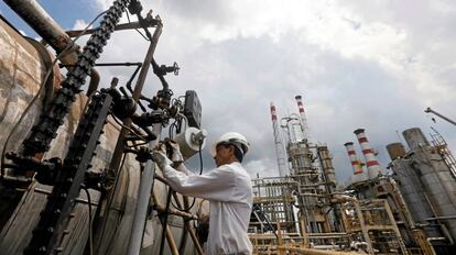 Un operario trabaja en la refinería de Sapugaskanda, en Colombo, Sri Lanka.