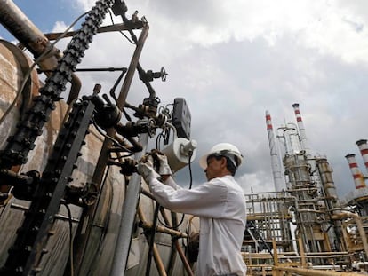 Un operario trabaja en la refinería de Sapugaskanda, en Colombo, Sri Lanka.