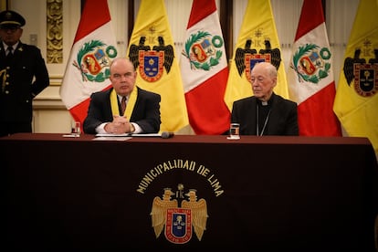 El cardenal y exarzobispo de Lima, Juan Luis Cipriani, a la derecha, recibe la medalla al mérito en una ceremonia en el Ayuntamiento de Lima el 7 de enero.