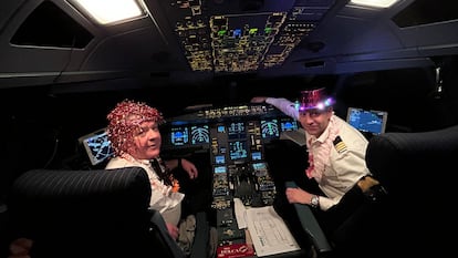 El piloto Luis Marell y el copiloto Andrés de la Cuesta del vuelo E9 857 de Iberojet de Madrid a Costa Rica, esta Nochevieja.