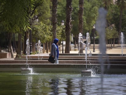 Una mujer con un hiyab pasea por Sevilla. 