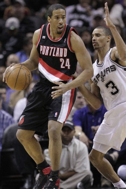 André Miller, de Portland, junto a George Hill, de San Antonio.