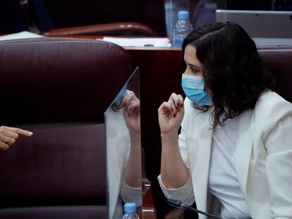 Isabel Díaz Ayuso habla con una diputada regional, en la Asamblea de Madrid este jueves.