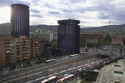 Las dos torres que albergan la sede central de La Caixa, en la Diagonal de Barcelona.