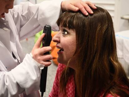 Un niño juega a revisar la vista de una enfermera en el hospital de Fuenlabrada