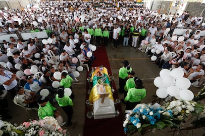 Familiares y amigos asisten al funeral de Sofía Delgado el 19 de octubre, en Candelaria (Colombia).