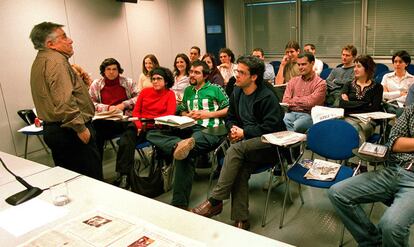 Bastenier durante uma aula na escola de jornalismo do EL PAÍS, em 2003.