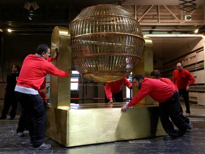 Llegada al Teatro Real de Madrid de los bombos del sorteo de la Lotería Nacional de Navidad, en 2019.