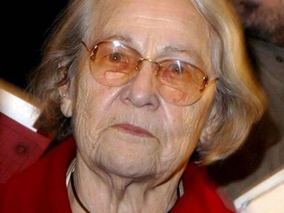 La querida abuela del actor Leonardo Di Caprio, Helene Indenbirken, ha muerto a los 93 años en un hospital de Oer-Erkenschwick, en Westfalia, Alemania. La semana pasada, Di Caprio y su madre habían estado de visita en el hospital, ya que la salud de la anciana se había visto deteriorada en el último tiempo. El actor y su <i>Oma</i> (abuela en alemán), como él la llamaba, eran muy unidos y ésta asistió a varios estrenos de sus películas en Berlín.