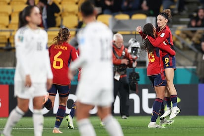 Las jugadoras Esther González y Salma Paralluelo celebran el primer gol de la selección española.