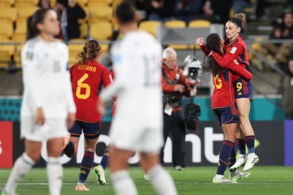 Las jugadoras Esther González y Salma Paralluelo celebran el primer gol de la selección española. 