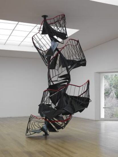 Escalera, de Monika Sosnowska, escultura de 2010.