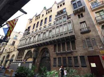 Fachada del Palau Güell de Gaudí, en la calle Nou de la Rambla de Barcelona.