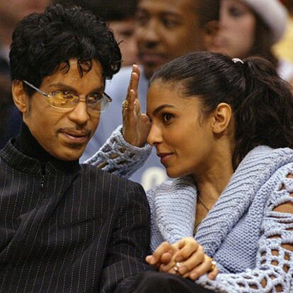 El cantante Prince fue a ver un partido de baloncesto el día de Navidad.