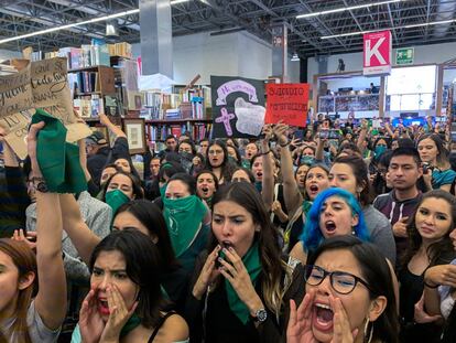 El grupo de mujeres lideradas por estudiantes universitarias avanzó por los pasillos de la FIL con un llamado de atención a la tasa de feminicidios en México.
