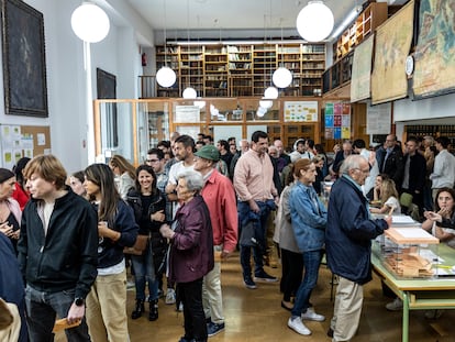 Los ciudadanos en Valencia acuden con gran afluencia a ejercer su derecho a los colegios electorales.