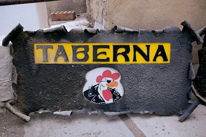 Cartel de la taberna Los Gallos, un local emblemático de Jaén para amantes del rock. 