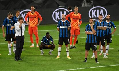 El entrenador del Inter de Milán, Antonio Conte, y sus jugadores, después de perder la final contra el Sevilla.