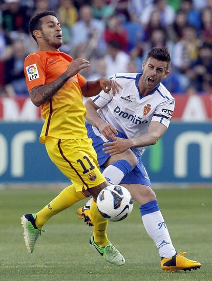 Thiago y Rodri luchan por el balón.