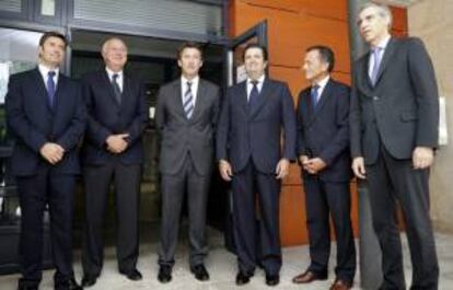 El delegado del Gobierno, Samuel Juárez; el rector de la Universidad, Juan Casares; el jefe del Ejecutivo gallego, Alberto Núñez Feijóo; el presidente de Endesa, Borja Prado, y los conselleiros de Medio Ambiente, Agustín Hernández y Economía, Francisco Conde (i-d), posan antes de la presentación del documental.