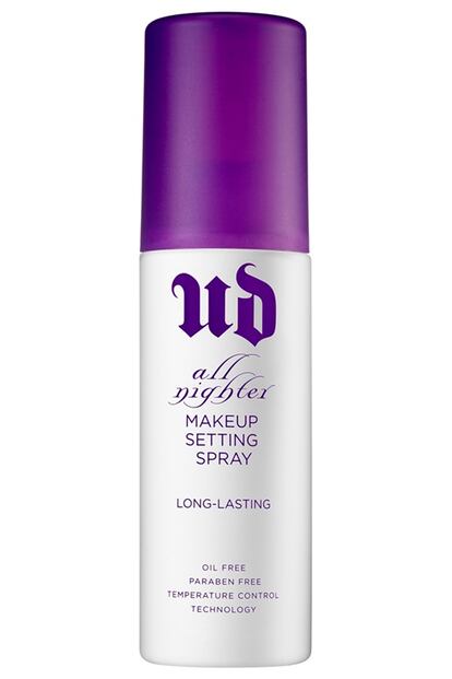 Aunque utilicemos fórmulas específicas para que nuestro maquillaje nos aguante el máximo tiempo posible, hay productos específicos que ayudan a fijarlo, como este spray de Urban Decay, que lo mantiene intacto hasta 16 horas (13,05 euros).