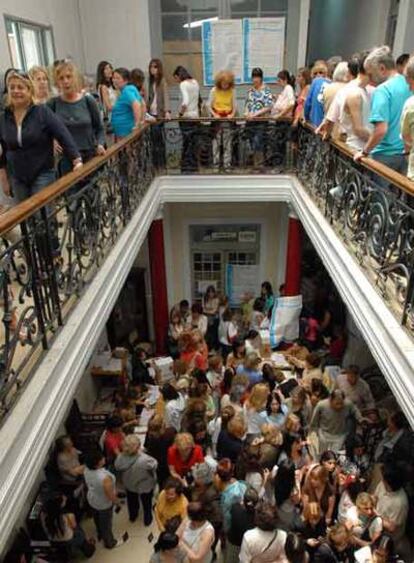 Colas para votar ayer en un colegio electoral de Buenos Aires.