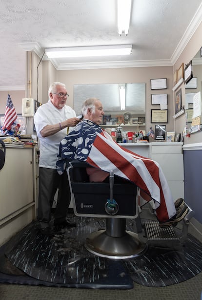 Karl Manke corta el pelo a un cliente en su barbería de Owosso, Míchigan. Manke saltó a la fama cuando se negó a cerrar su establecimiento durante la pandemia.