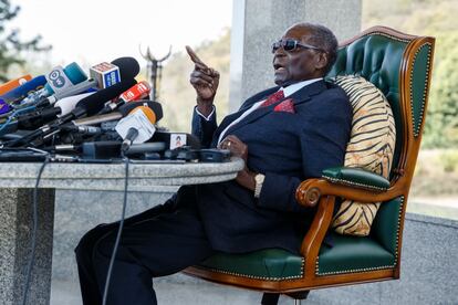A finales de 2017, tras un golpe de Estado del ejército apoyado por su partido (ZANU-PF), el entonces jefe de Estado más longevo del planeta se vio obligado a dimitir. Dejó un país sumido en una profunda crisis económica que no deja de agravarse. En la imagen, Robert Mugabe durante una rueda de prensa en Harare (Zimbabue), en julio de 2018.