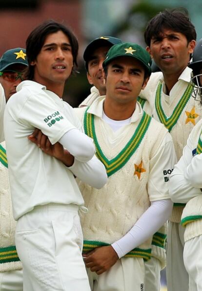 Jugadores del equipo Paquistaní en un partido reciente contra Inglaterra. Tres miembros del equipo han sido interrogados por la policía en conexión con una supuesta estafa de apuestas.