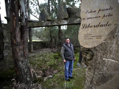 Felipe Porra, 47 años después, en el lugar donde encontró los cuerpos del general Humberto Delgado y su secretaria Arajaryr Campos en Villanueva del Fresno.