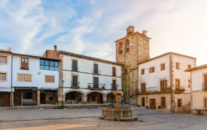 La plaza Mayor de San Martín de Trevejo.