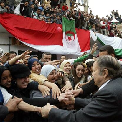 El presidente Buteflika saluda en Orán a unas jóvenes, en febrero de 2004.