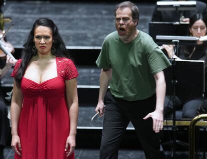 La ‘mezzo‘ Gaëlle Arquez y el tenor François Rougier, al final de ‘Carmen’, el miércoles 27 de marzo, en el Teatro Real.