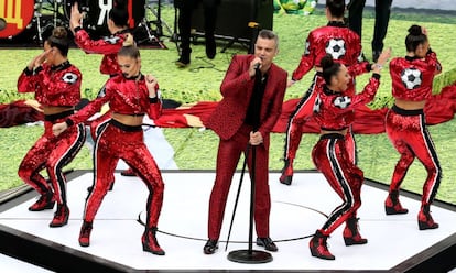 El cantante británico Robbie Williams durante su actuación en la celeremonia inaugural.
