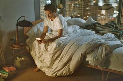 Joaquin Phoenix interpreta a un hombre que se enamora del sistema operativo de su teléfono móvil en la película 'Her' (2013).