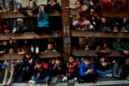 Niños amontonados en las calles de Pamplona para ver la cabalgata de los Reyes Magos, esta tarde. 
