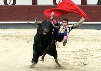 José Tomás sufre un revolcón sin consecuencias en la corrida de ayer en Las Ventas.