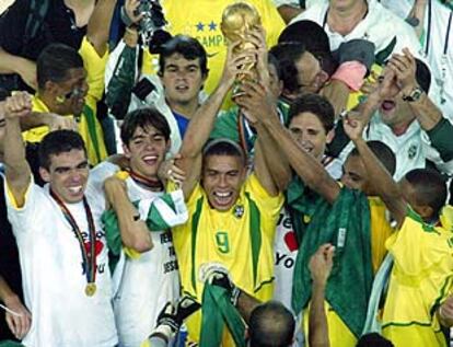 Ronaldo levanta la Copa del Mundo, rodeado por sus compa?eros, en el estadio Yokohama.