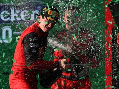 El piloto de Ferrari Charles Leclerc celebra la victoria en el Gran Premio de Melbourne (Australia).