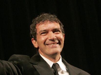 El actor señaló en el festival de cine Karlovy Vary que "pocos saben que desde la Republica Checa me dirigí a Hollywood, por eso os tengo tanto cariño". Banderas encarnó a Benito Mussolini en una miniserie rodada en el país centroeuropeo. (Texto: EFE)