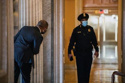 El oficial de policía del Capitolio de los Estados Unidos, Eugene Goodman, enfrentó y alejó a los alborotadores del Senado el pasado 6 de enero.