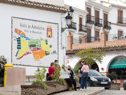 Mari Muñoz, Teresa Cortés y otras vecinas de Valle de Abdalajís el jueves pasado.