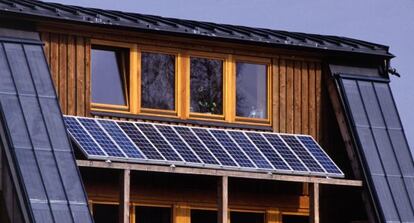 Imagen de paneles solares instalados en el tejado de una vivienda.