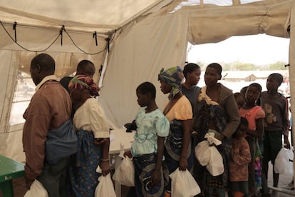 Después, los recién llegados reciben enseres como mantas y otros materiales y una bolsa con comida para los primeros días y para que recuperen fuerzas tras el traslado, con pan, manteca de cacahuete, judías, vegetales, atún y una bebida energética. Los niños más pequeños reciben alimentos especialmente destinados para ellos. 