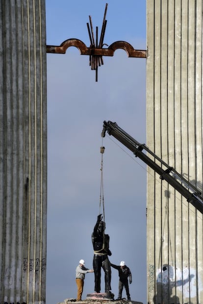 Los trabajos de desmontaje del monumento dedicado en 1961 al l&iacute;der falangista On&eacute;simo Redondo en el cerro de San Crist&oacute;bal de Valladolid han arrancado con la retirada de las figuras de bronce que, junto al resto de estructura, suman un peso aproximado de cinco toneladas.