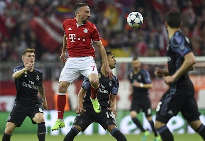 El jugador del Bayern Franck Ribery (arriba) cabecea el balón ante la marca de Casemiro (abajo).